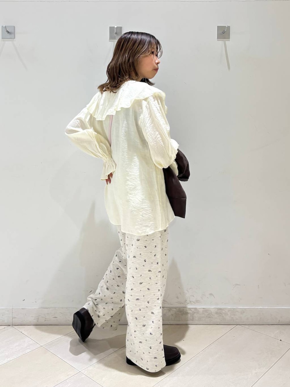 ブラウン系のローファー、ブラック系のキャミソール、ブラウン系のシャツ/ブラウスを着用したレディースの春コーディネートの7枚目の写真