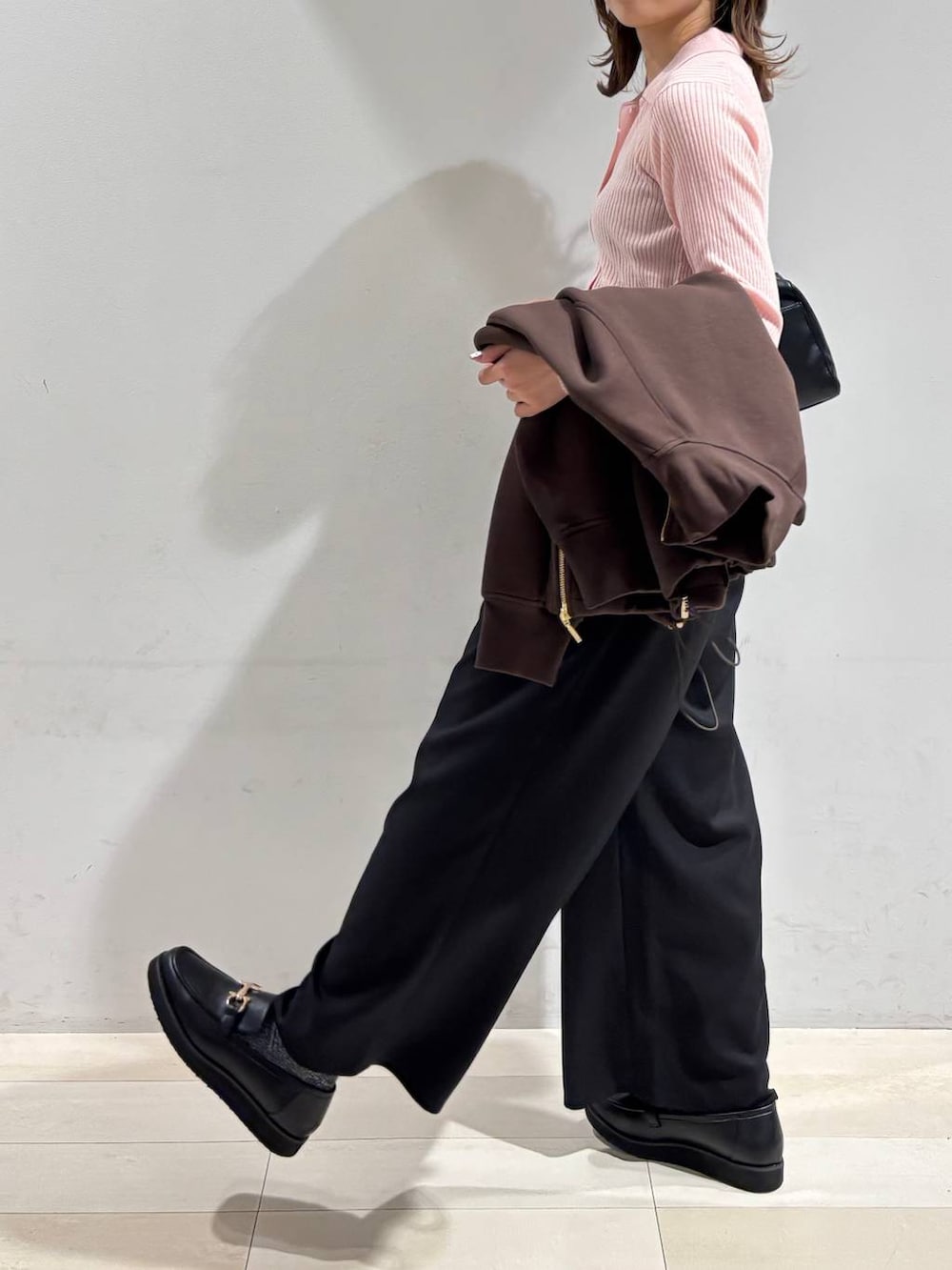 ブラック系のローファー、ブラック系のキャミソール、ブラック系のショルダーバッグを着用したレディースの春コーディネートの6枚目の写真