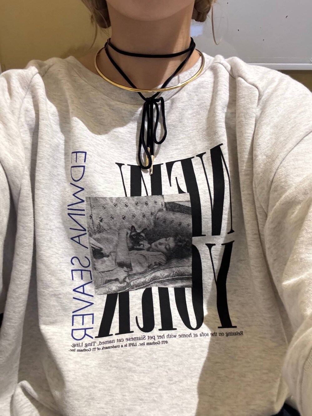 ブルー系のデニムパンツ、グレー系のTシャツ/カットソー、ゴールド系のネックレスを着用したレディースの秋コーディネートの3枚目の写真