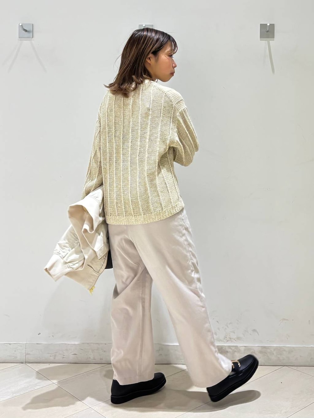 ブラック系のローファー、ブラック系のキャミソール、ブラウン系のボストンバッグを着用したレディースの春コーディネートの6枚目の写真