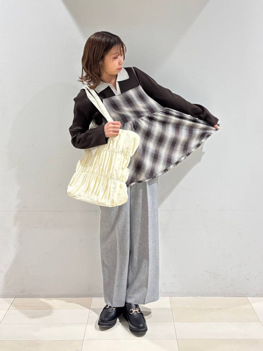 ブラック系のローファー、ベージュ系のトートバッグ、グレー系のその他パンツを着用したレディースの春コーディネートの8枚目の写真