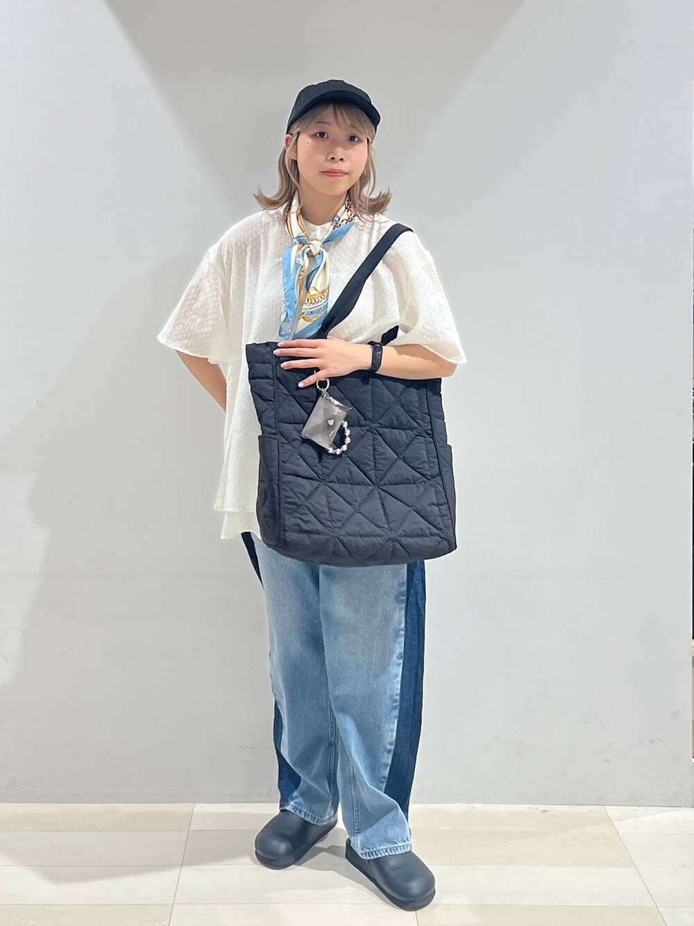 ブラック系のトートバッグ、ホワイト系のキャミソール、ブラック系のサンダルを着用したレディースの夏コーディネートの9枚目の写真