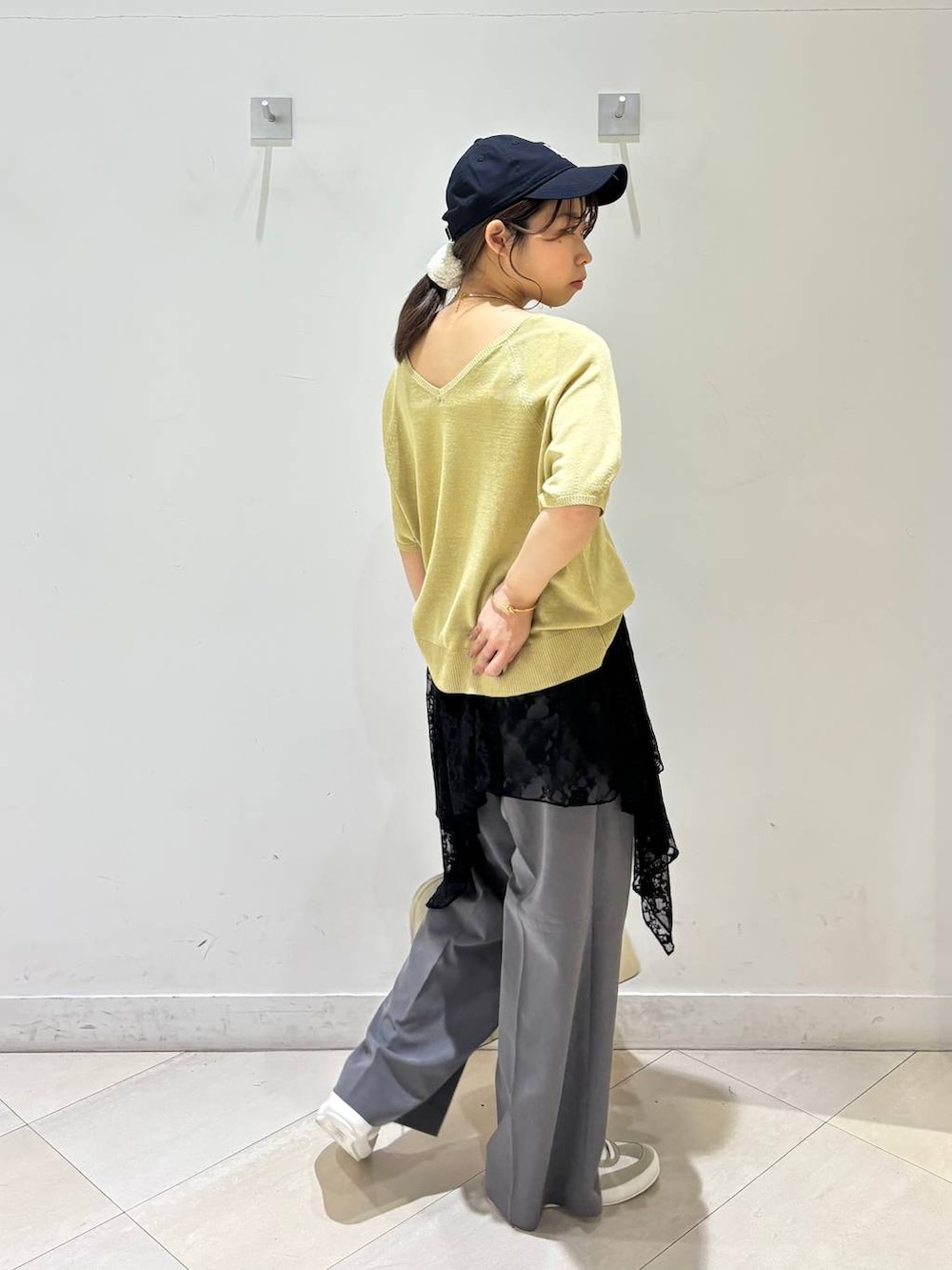 ホワイト系のスニーカー、イエロー系のTシャツ/カットソー、ブラック系のその他トップスを着用したレディースの夏コーディネートの7枚目の写真