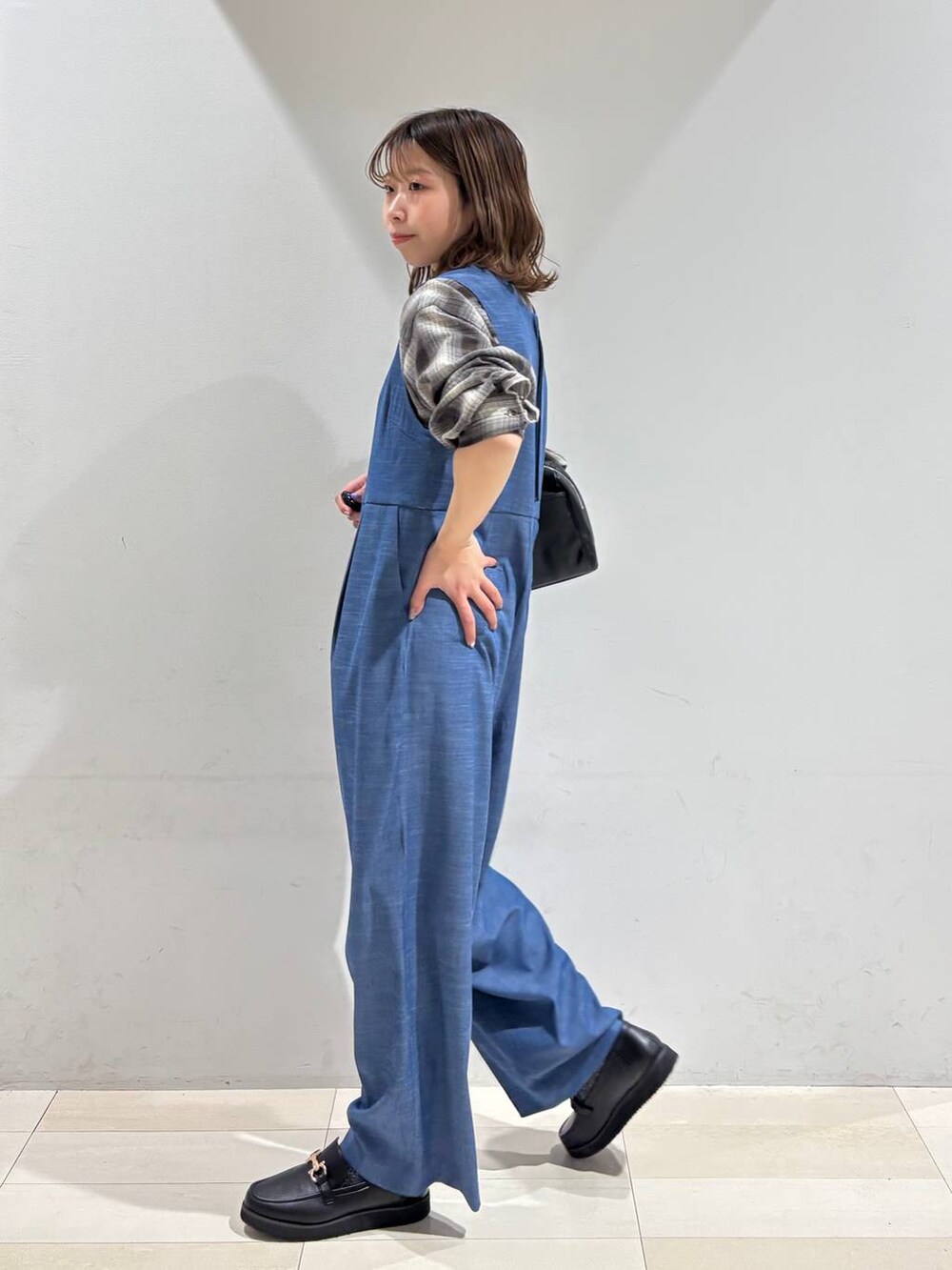 ブラック系のローファー、ブラウン系のシャツ/ブラウス、ブラック系のショルダーバッグを着用したレディースの春コーディネートの6枚目の写真