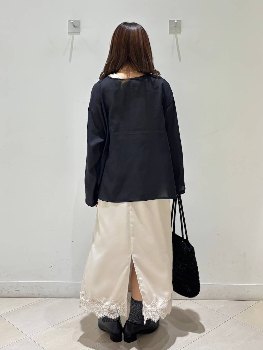 ブラック系のパンプス、ブラック系のクラッチバッグ、ブラック系のカーディガン/ボレロを着用したレディースの夏コーディネートの5枚目の写真