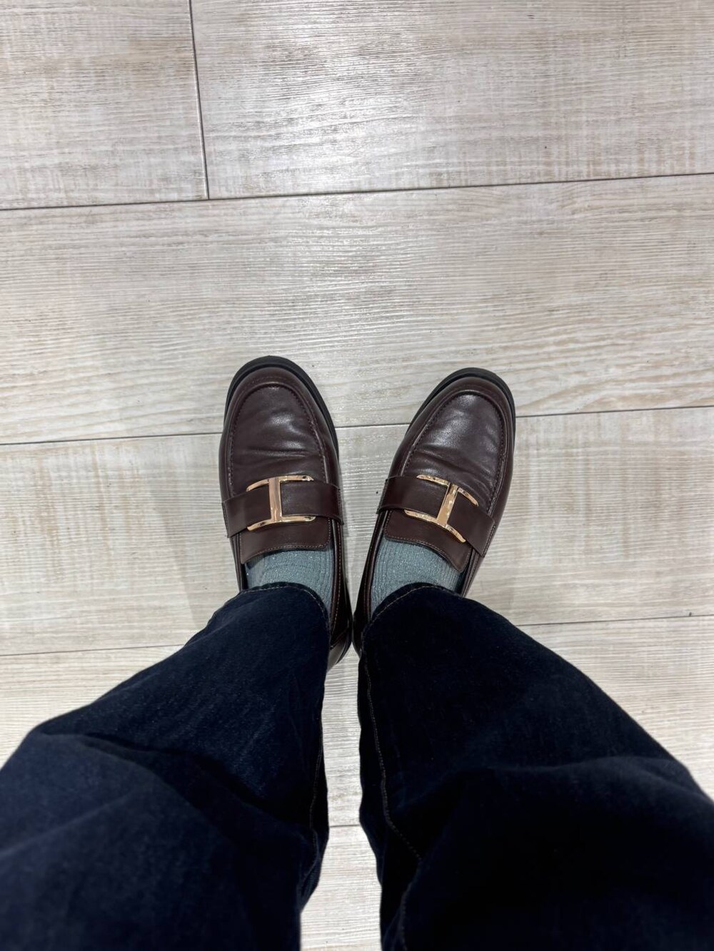 ブラウン系のローファー、ブルー系のデニムパンツ、グレー系のTシャツ/カットソーを着用したレディースの秋コーディネートの5枚目の写真