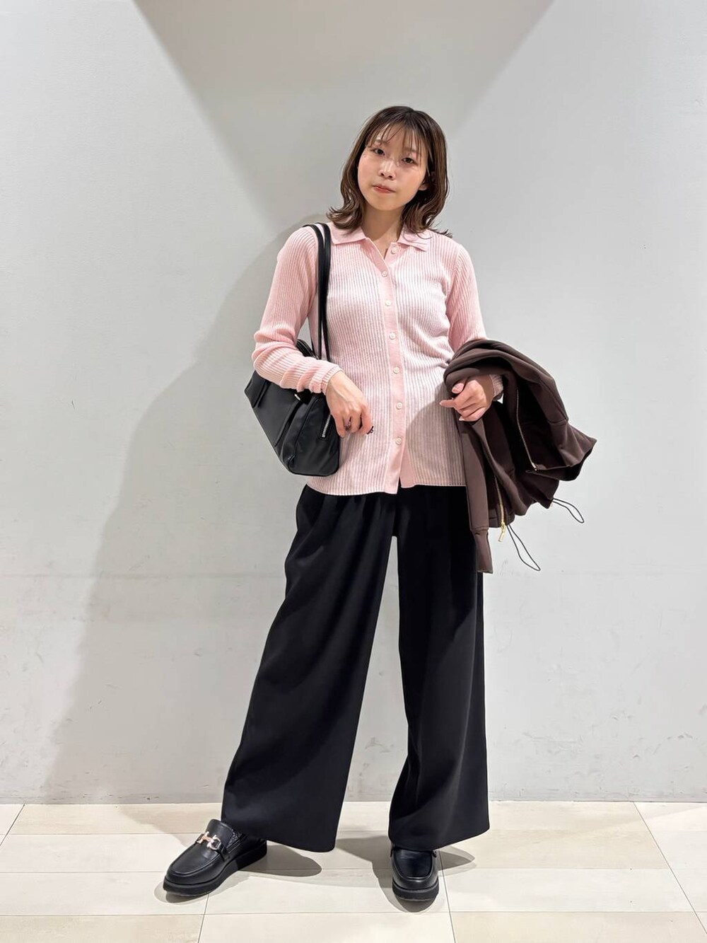 ブラック系のローファー、ブラック系のキャミソール、ブラック系のショルダーバッグを着用したレディースの春コーディネートの9枚目の写真