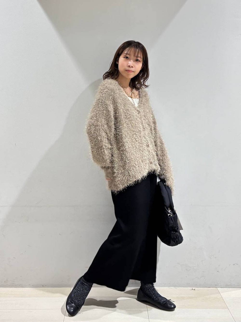 ブラック系のバレエシューズ、ブラック系のトートバッグ、ブラック系のスカートを着用したレディースの春コーディネートの8枚目の写真