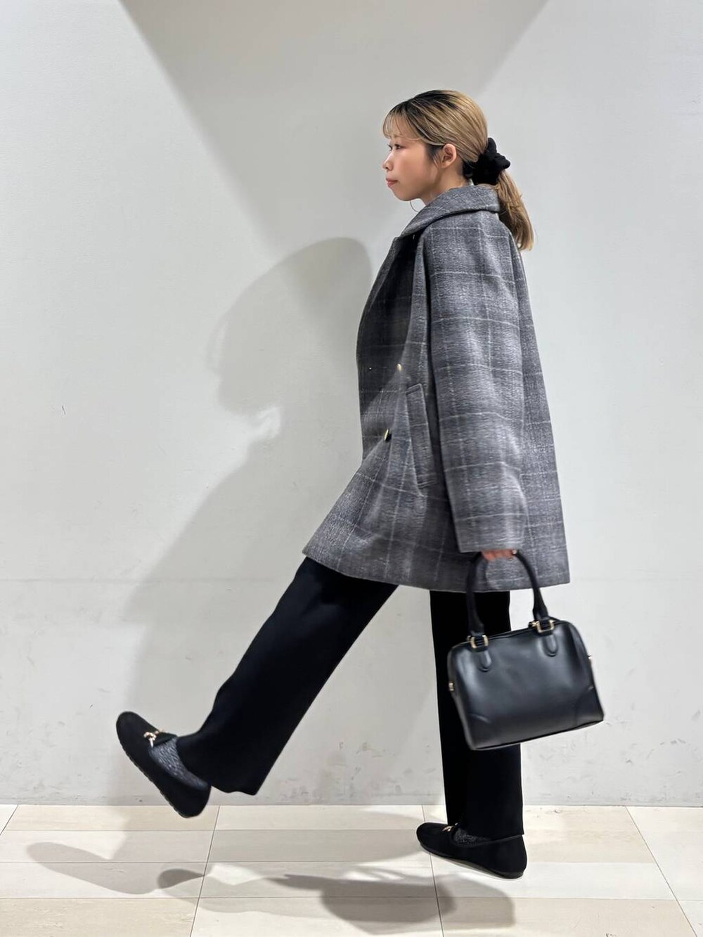 その他のチェスターコート、ブラック系のカーディガン/ボレロ、ブラック系のその他パンツを着用したレディースの秋コーディネートの6枚目の写真