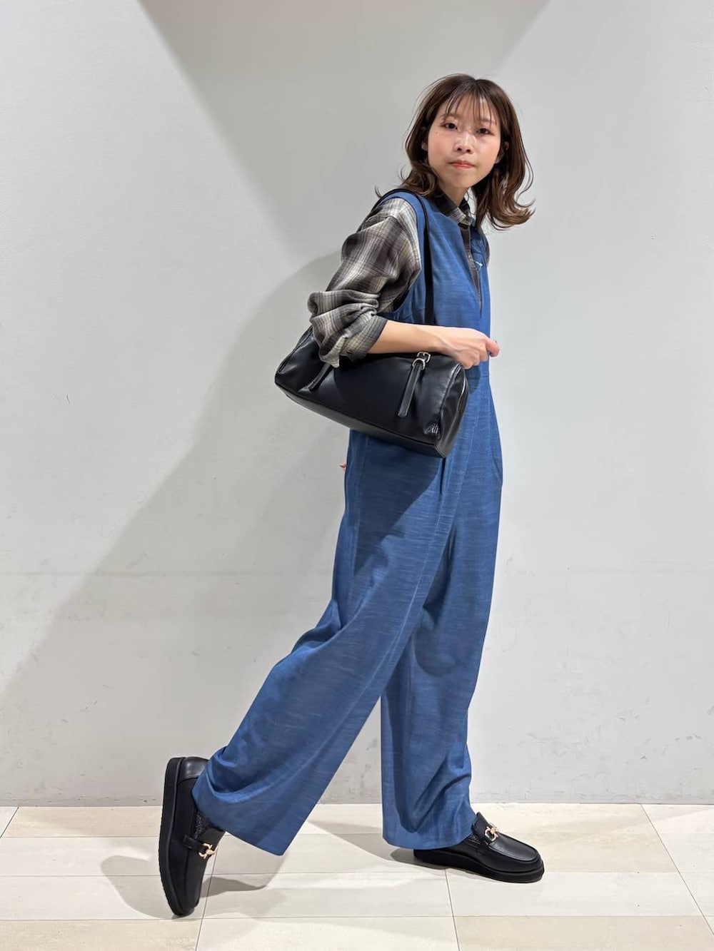 ブラック系のローファー、ブラウン系のシャツ/ブラウス、ブラック系のショルダーバッグを着用したレディースの春コーディネートの3枚目の写真