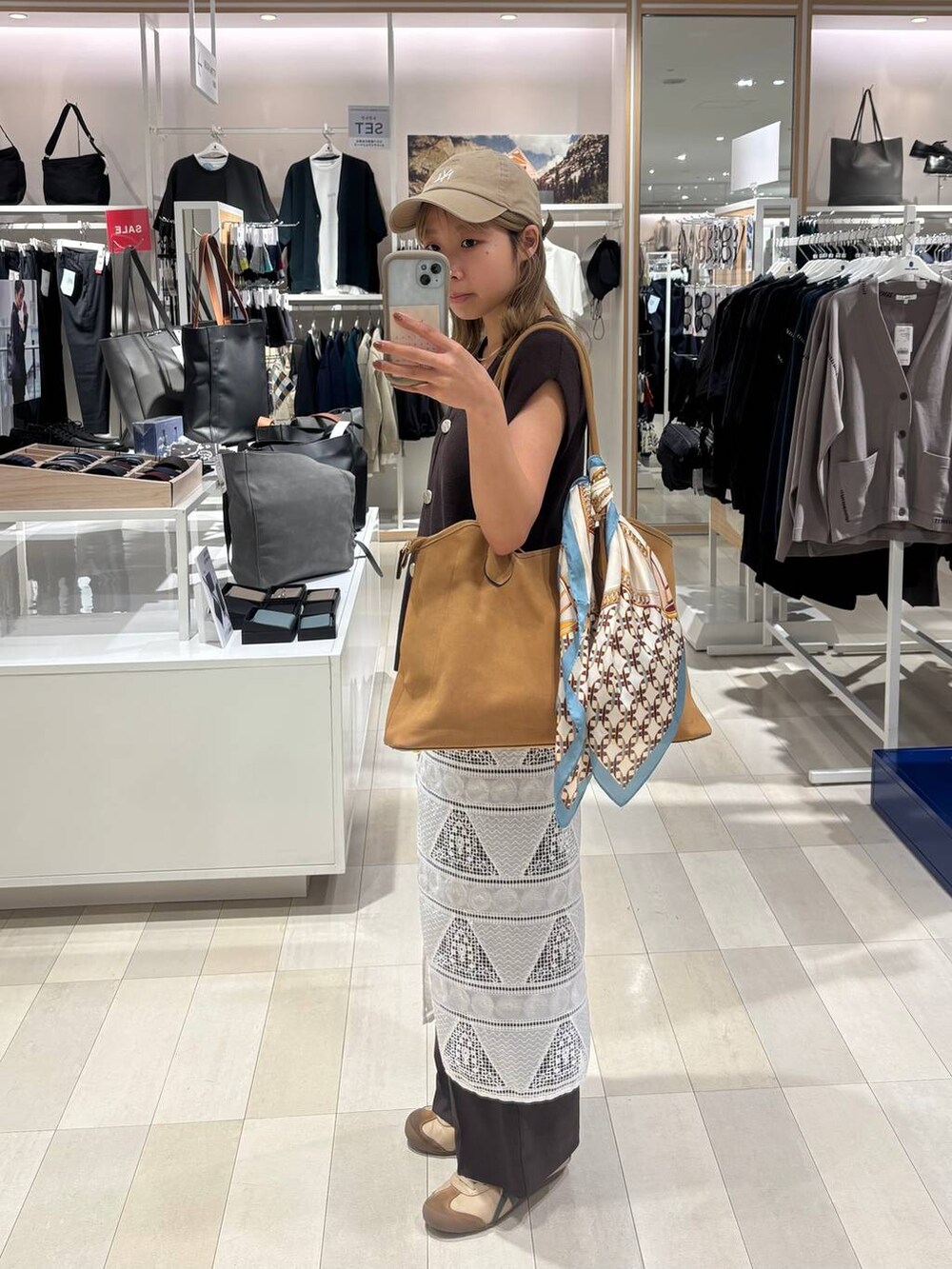 ベージュ系のトートバッグ、ブラウン系のその他パンツ、ブラウン系のベストを着用したレディースの秋コーディネートの2枚目の写真