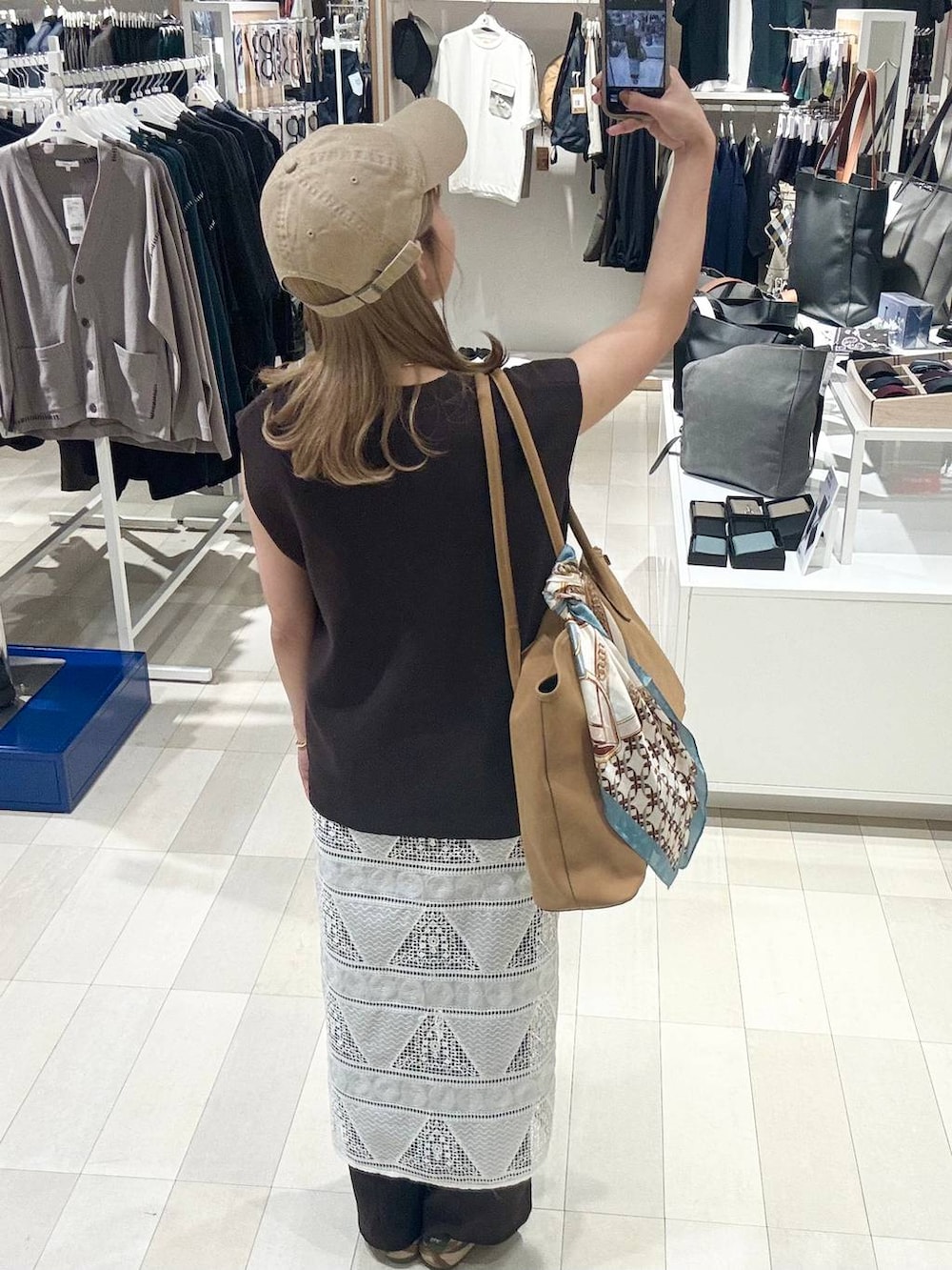 ベージュ系のトートバッグ、ブラウン系のその他パンツ、ブラウン系のベストを着用したレディースの秋コーディネートの3枚目の写真