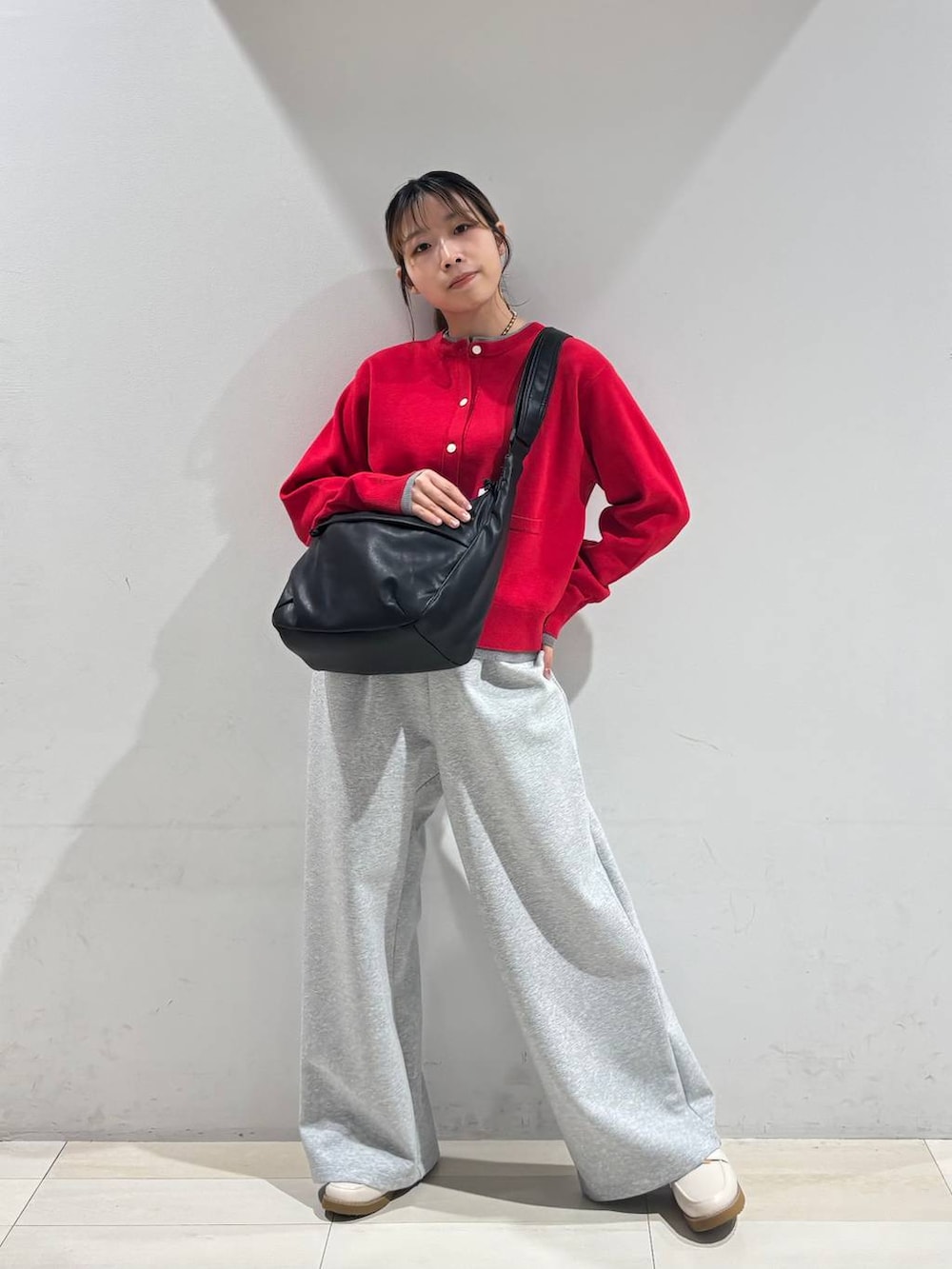 ホワイト系のローファー、ブラック系のショルダーバッグ、グレー系のスウェットパンツを着用したレディースの冬コーディネートの9枚目の写真