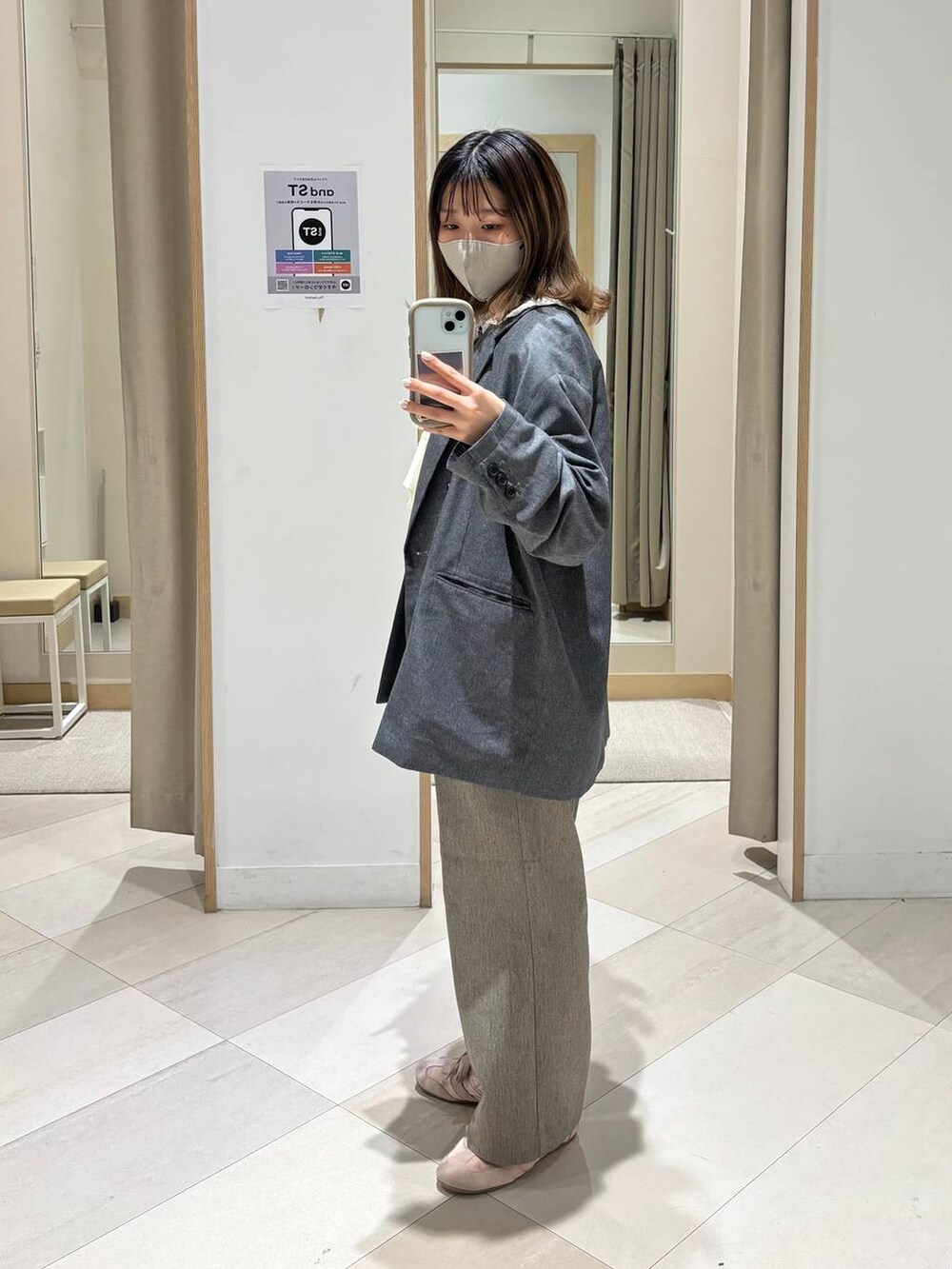 ベージュ系のその他パンツ、グレー系のテーラードジャケット、ブラウン系のタンクトップを着用したレディースの春コーディネートの7枚目の写真