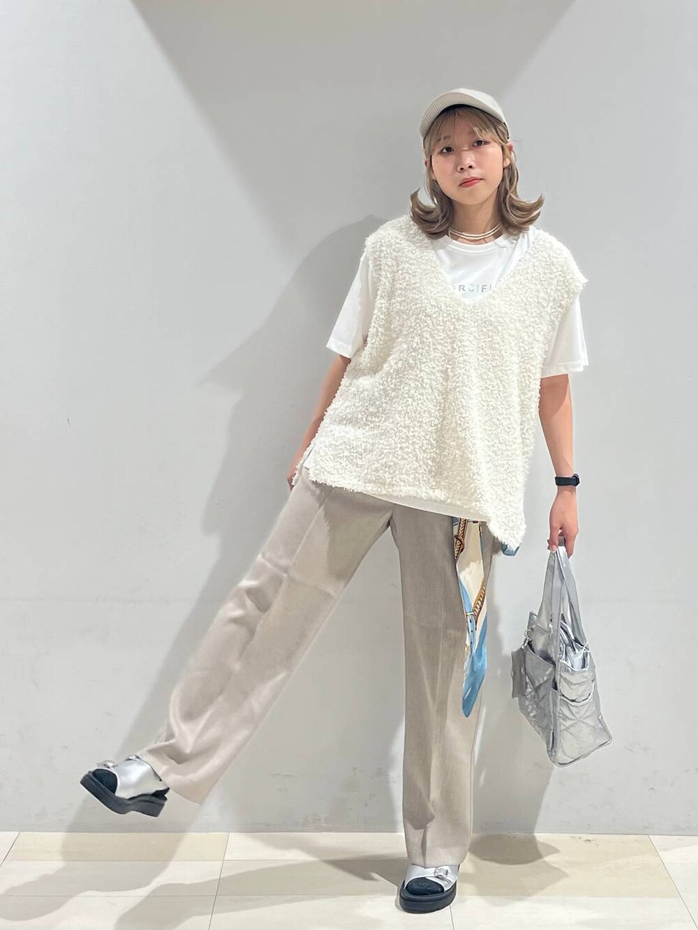 シルバー系のトートバッグ、シルバー系のサンダル、ベージュ系のその他パンツを着用したレディースの夏コーディネートの8枚目の写真