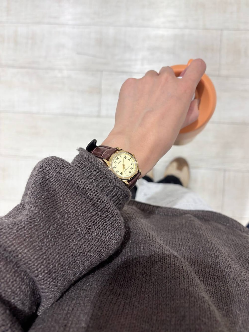 ブラック系のその他パンツ、ブラウン系のニット/セーター、ゴールド系のネックレスを着用したレディースの秋コーディネートの5枚目の写真