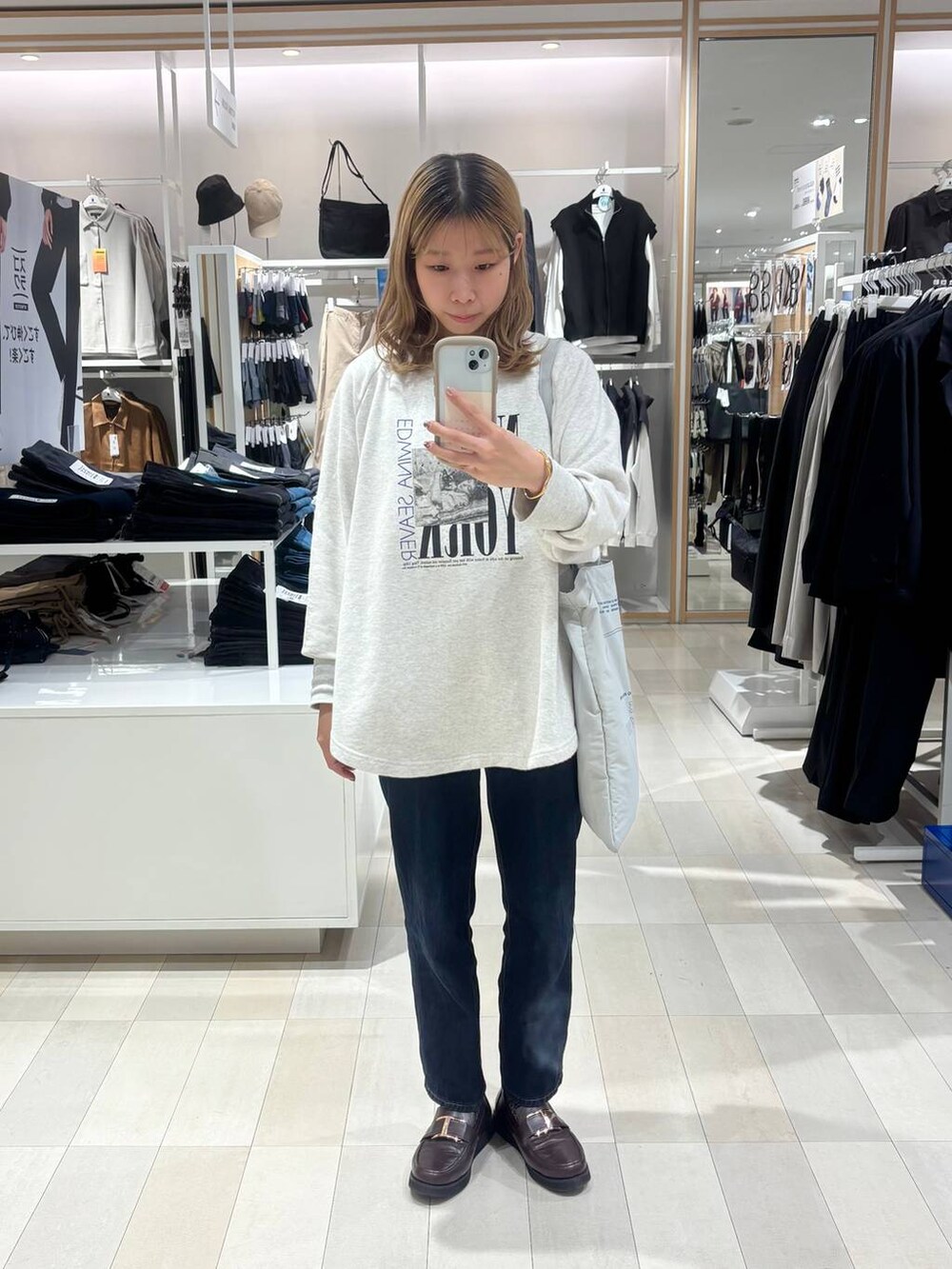 ブラウン系のローファー、ブルー系のデニムパンツ、グレー系のTシャツ/カットソーを着用したレディースの秋コーディネートの2枚目の写真