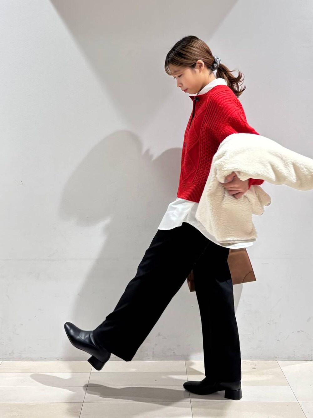 ホワイト系のシャツ/ブラウス、ブラック系のその他パンツ、ベージュ系のショルダーバッグを着用したレディースの秋コーディネートの6枚目の写真