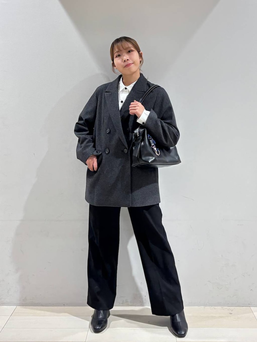 ブラック系のボストンバッグ、ホワイト系のシャツ/ブラウス、ブラック系のその他パンツを着用したレディースの秋コーディネートの8枚目の写真