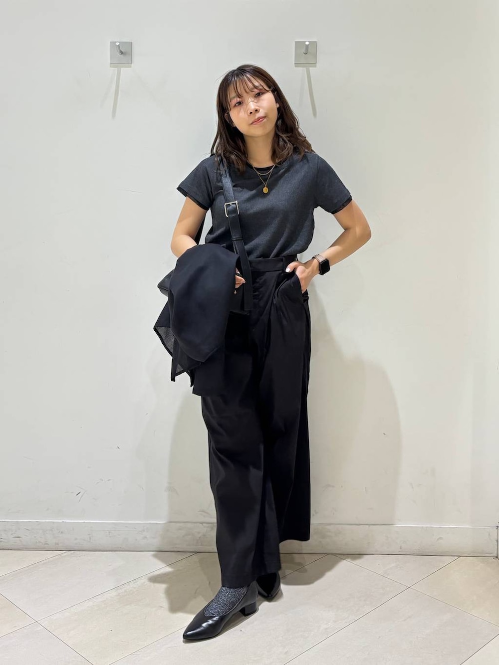 ブラック系のパンプス、ブラック系のショルダーバッグ、ブラック系のその他パンツを着用したレディースの夏コーディネートの7枚目の写真