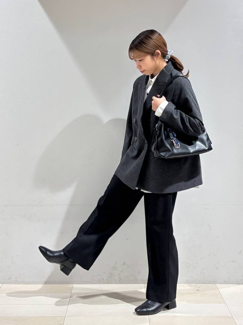 ブラック系のボストンバッグ、ホワイト系のシャツ/ブラウス、ブラック系のその他パンツを着用したレディースの秋コーディネートの3枚目の写真