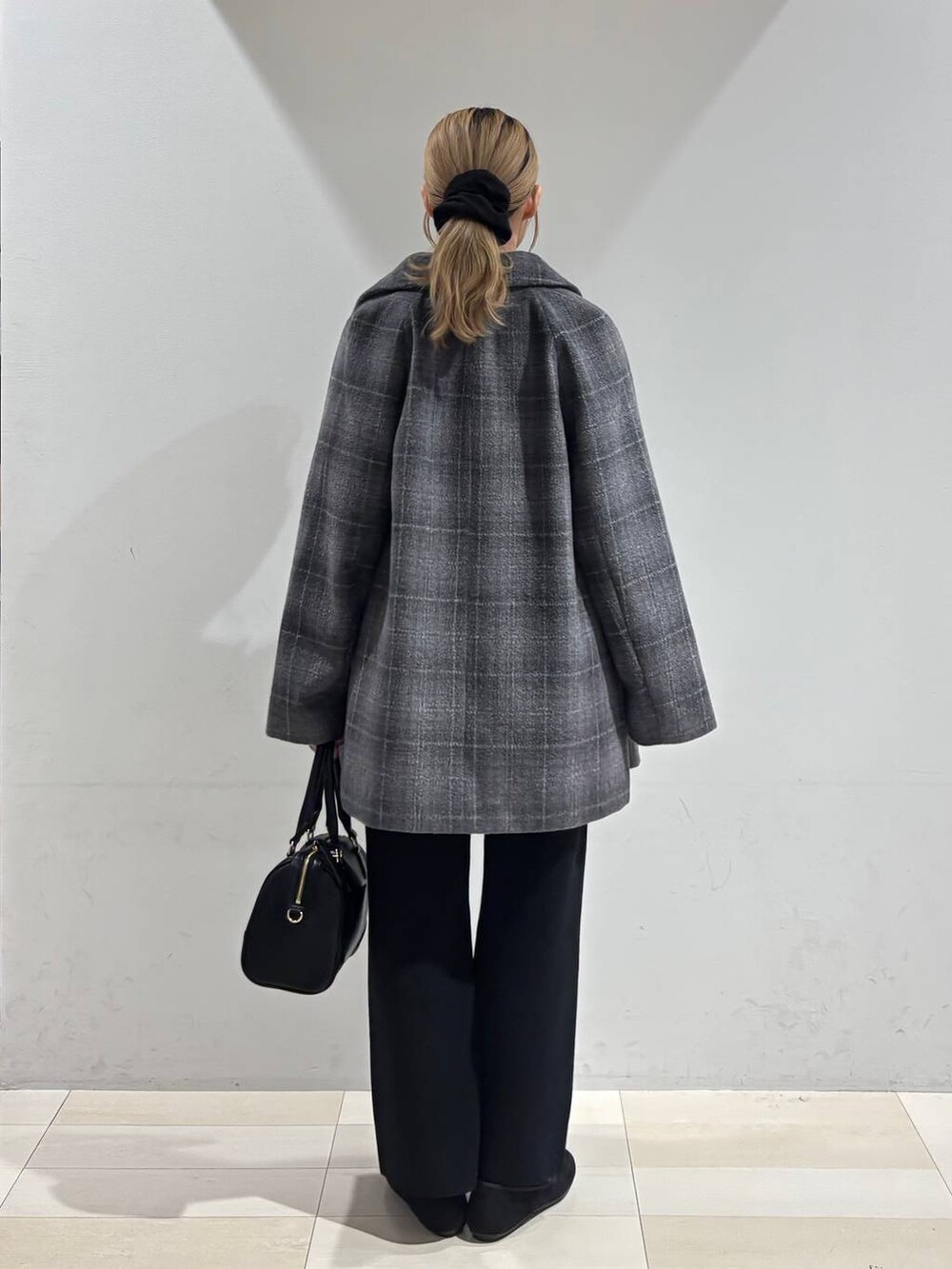 その他のチェスターコート、ブラック系のカーディガン/ボレロ、ブラック系のその他パンツを着用したレディースの秋コーディネートの5枚目の写真