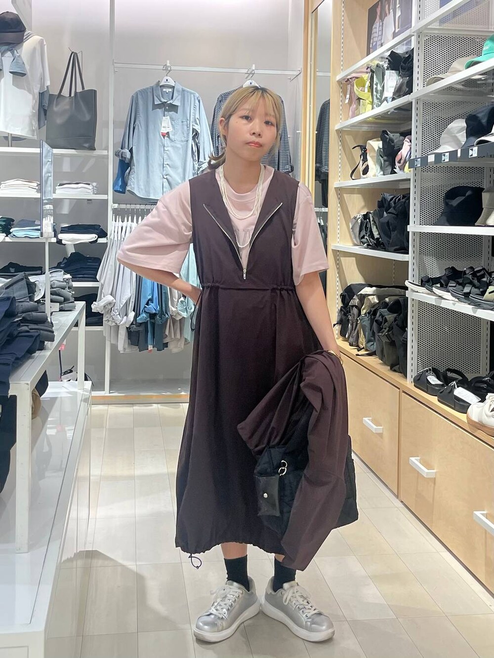 シルバー系のスニーカー、ブラック系のトートバッグ、ピンク系のTシャツ/カットソーを着用したレディースの夏コーディネートの9枚目の写真