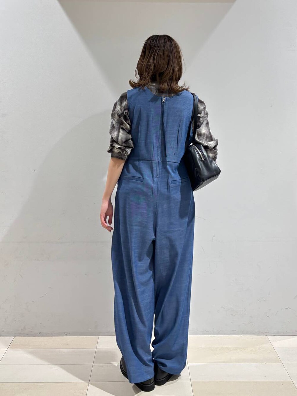 ブラック系のローファー、ブラウン系のシャツ/ブラウス、ブラック系のショルダーバッグを着用したレディースの春コーディネートの4枚目の写真