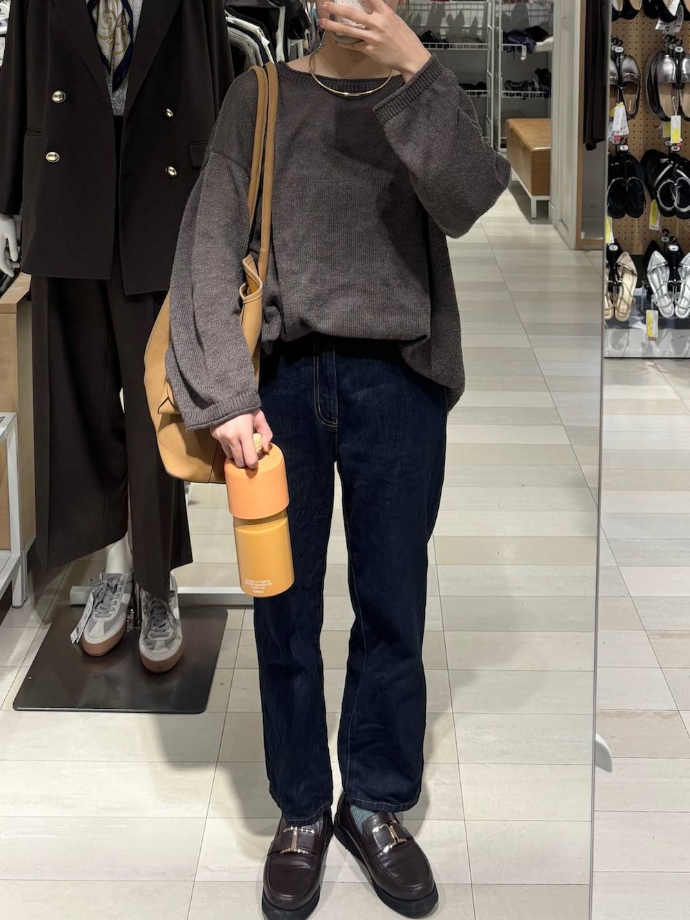 ブラウン系のローファー、ホワイト系のキャミソール、ベージュ系のトートバッグを着用したレディースの秋コーディネートの2枚目の写真