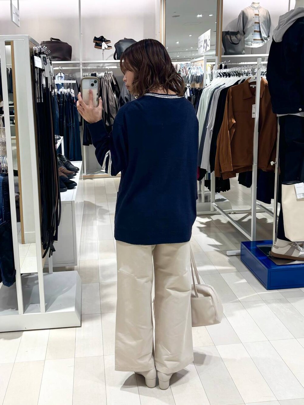 ホワイト系のキャミソール、ホワイト系のその他パンツ、ホワイト系のローファーを着用したレディースの春コーディネートの4枚目の写真