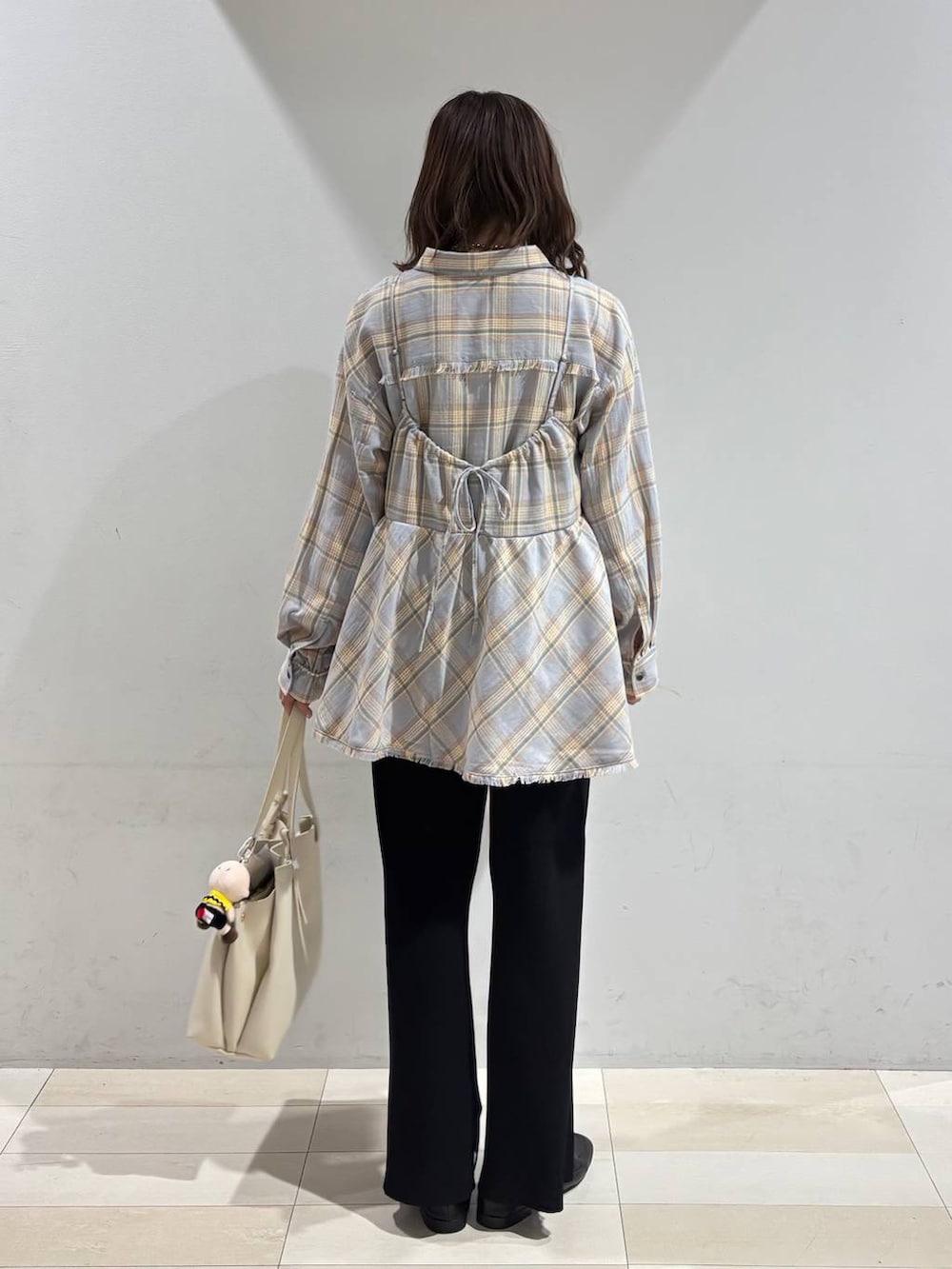 ブラック系のローファー、ホワイト系のハンドバッグ、ブラック系のその他パンツを着用したレディースの冬コーディネートの5枚目の写真