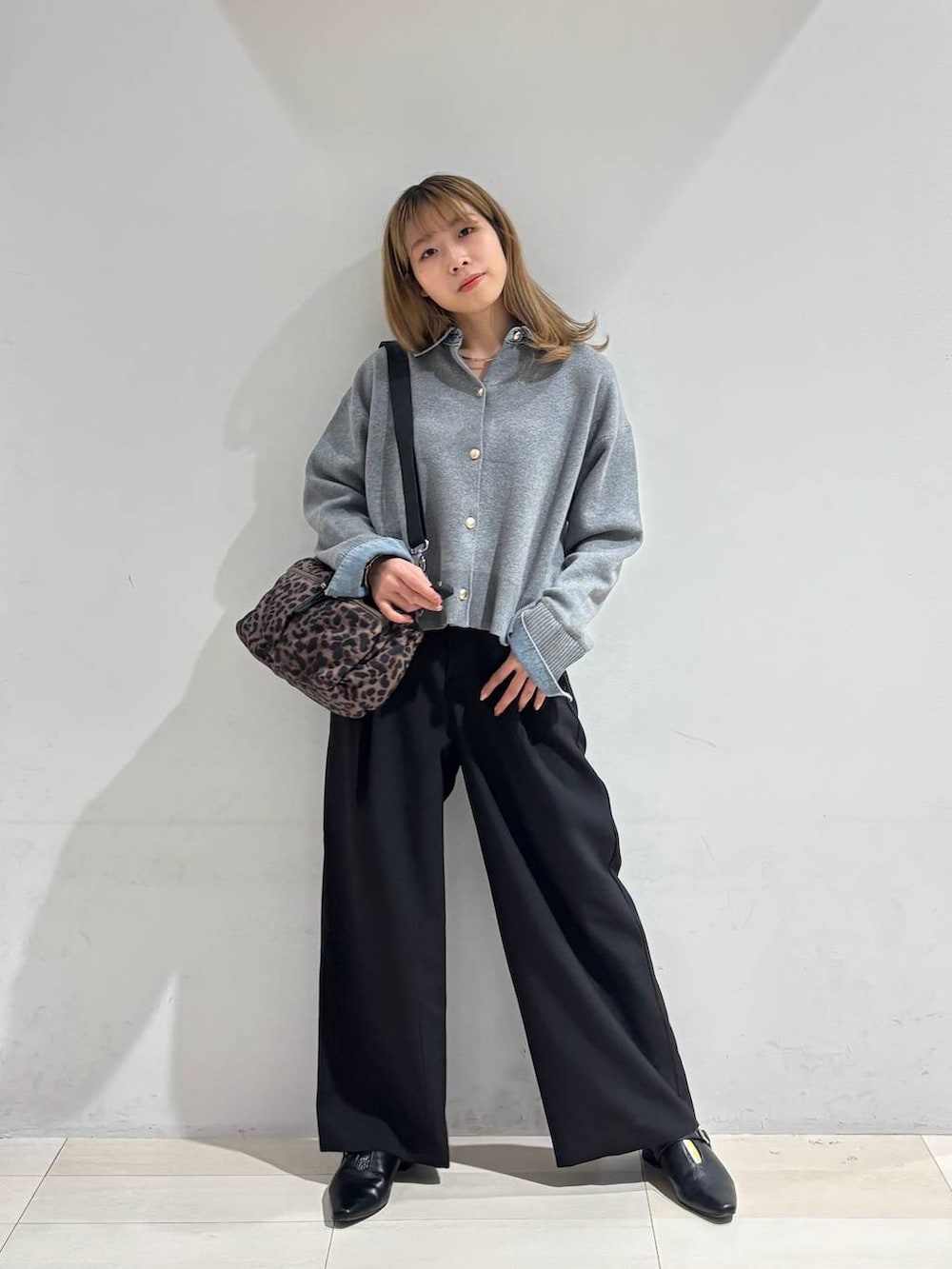 その他のショルダーバッグ、ブラック系のその他パンツ、ブラック系のパンプスを着用したレディースの秋コーディネートの8枚目の写真