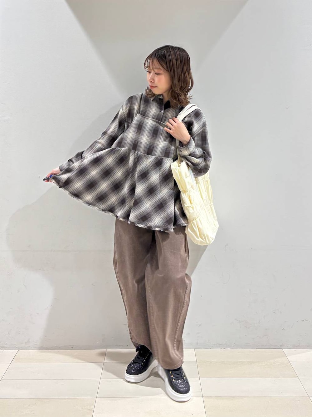 ベージュ系のトートバッグ、ブラウン系のデニムパンツ、ブラウン系のシャツ/ブラウスを着用したレディースの春コーディネートの8枚目の写真