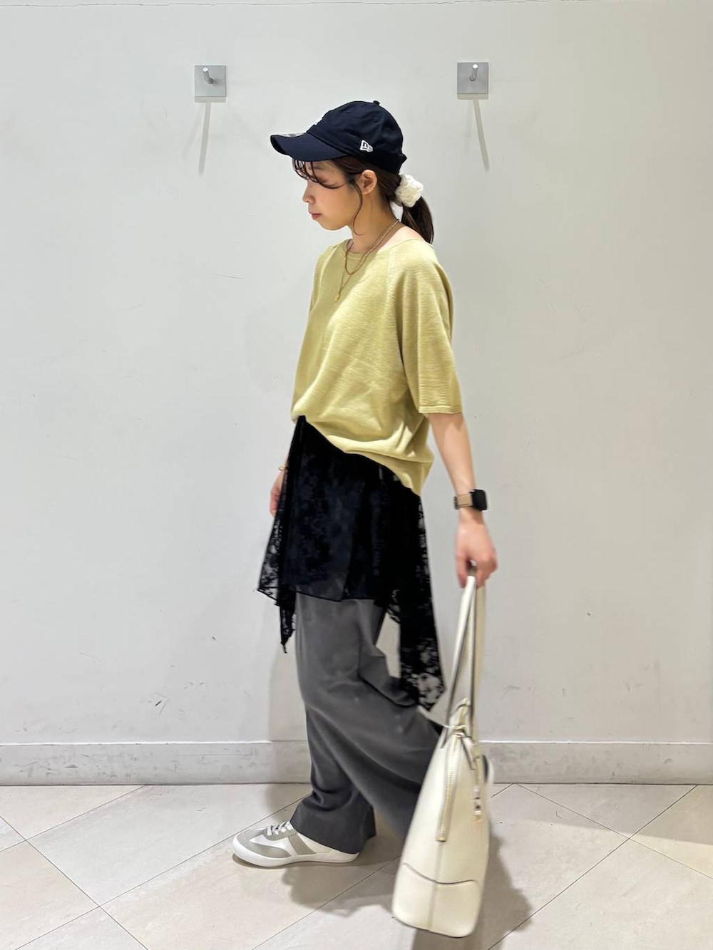 ホワイト系のスニーカー、イエロー系のTシャツ/カットソー、ブラック系のその他トップスを着用したレディースの夏コーディネートの4枚目の写真