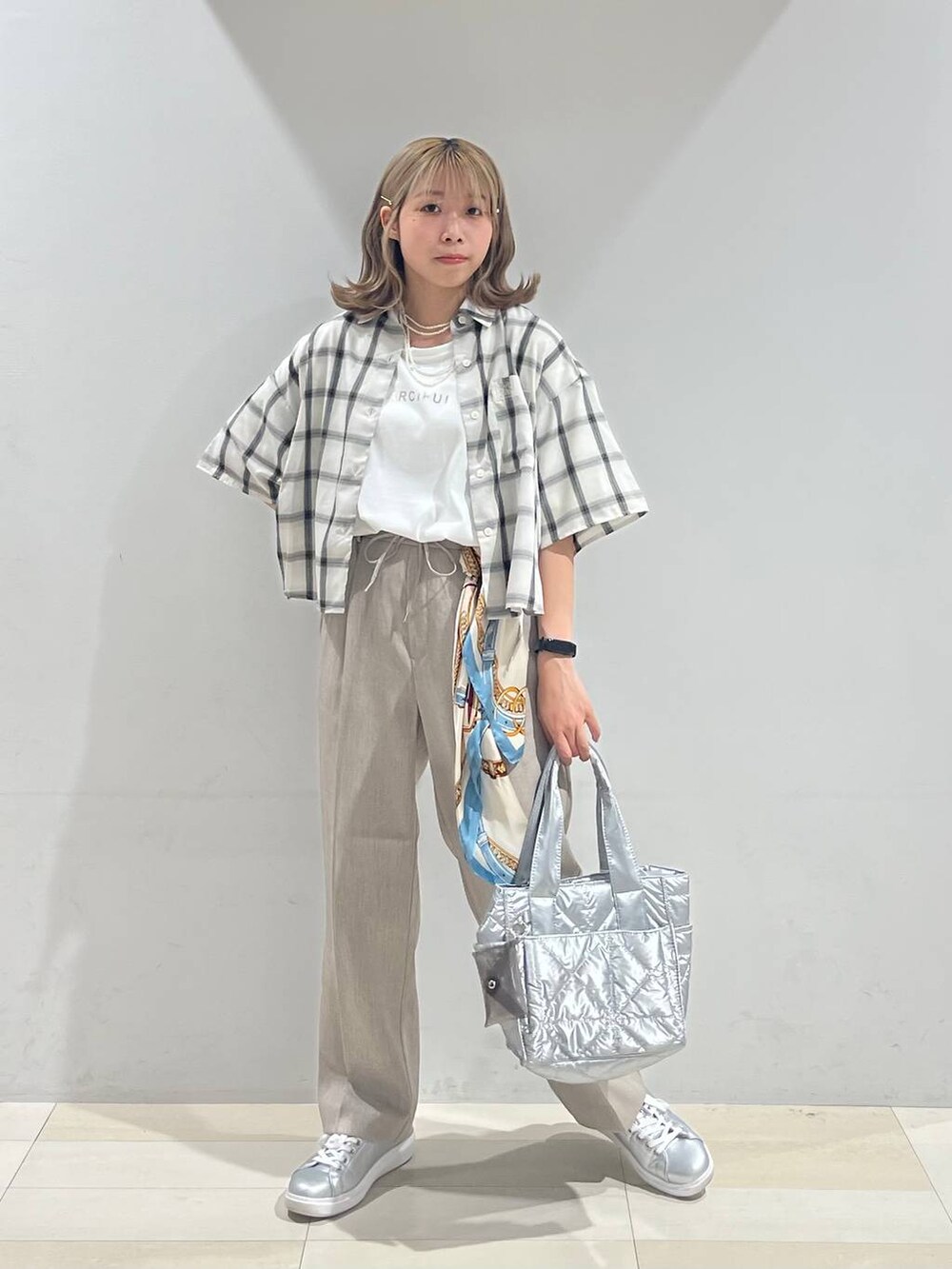 シルバー系のスニーカー、シルバー系のトートバッグ、ベージュ系のその他パンツを着用したレディースの夏コーディネートの6枚目の写真