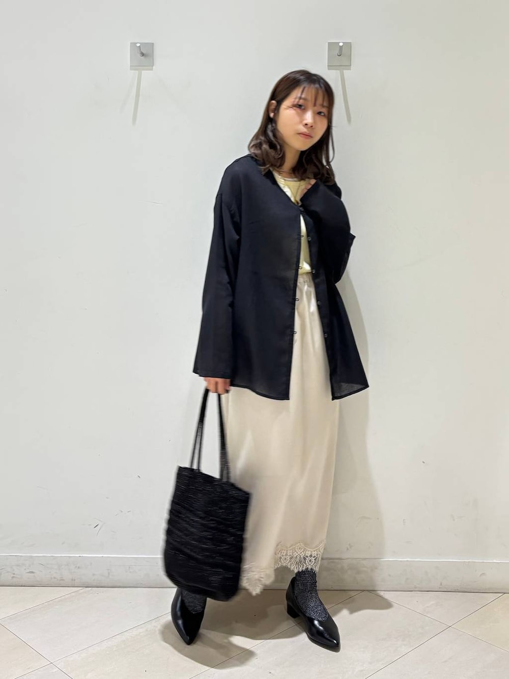 ブラック系のパンプス、ブラック系のクラッチバッグ、ブラック系のカーディガン/ボレロを着用したレディースの夏コーディネートの9枚目の写真