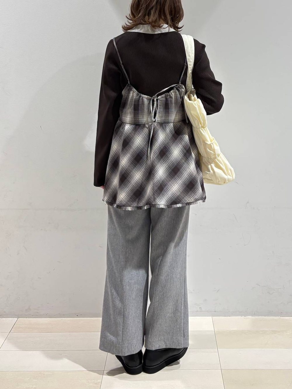 ブラック系のローファー、ベージュ系のトートバッグ、グレー系のその他パンツを着用したレディースの春コーディネートの5枚目の写真