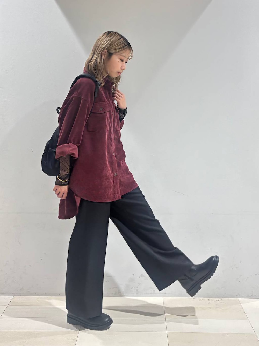 ブラック系のバックパック/リュック、レッド系のシャツ/ブラウス、ブラック系のTシャツ/カットソーを着用したレディースの秋コーディネートの6枚目の写真