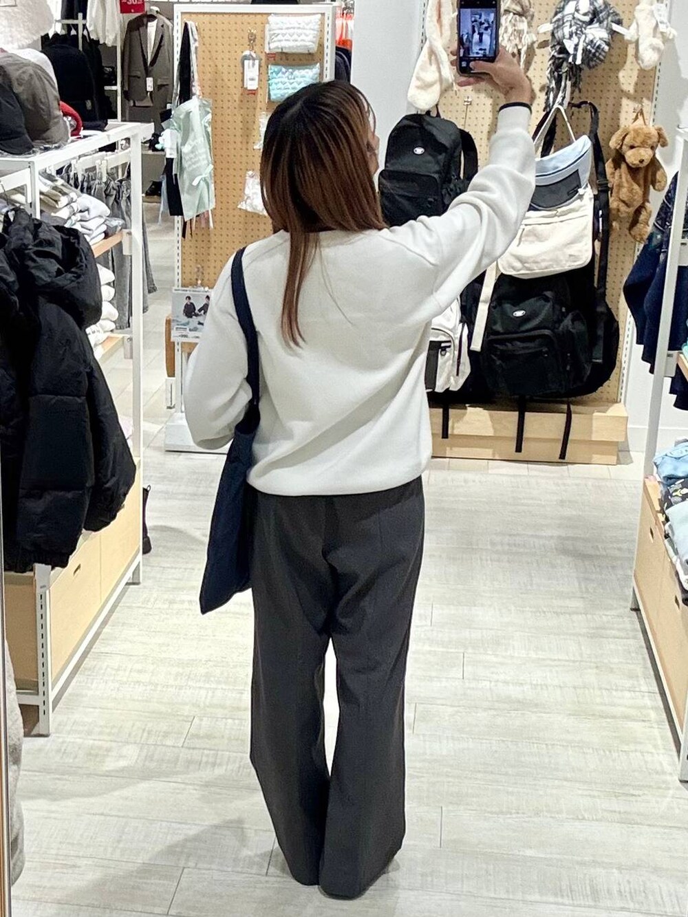 グレー系のその他パンツ、ホワイト系のニット/セーターを着用したレディースの冬コーディネートの5枚目の写真
