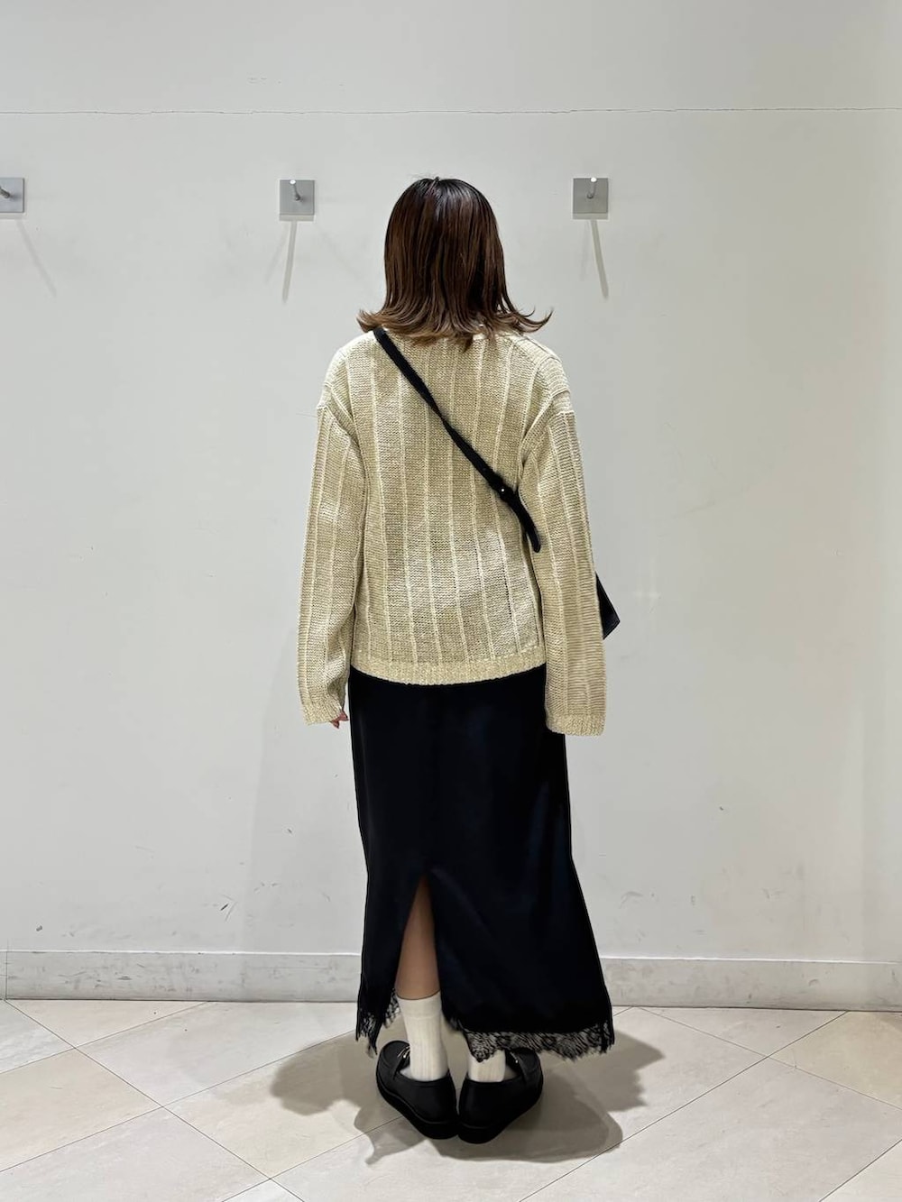 ブラック系のローファー、ホワイト系のTシャツ/カットソー、ホワイト系のカーディガン/ボレロを着用したレディースの春コーディネートの5枚目の写真