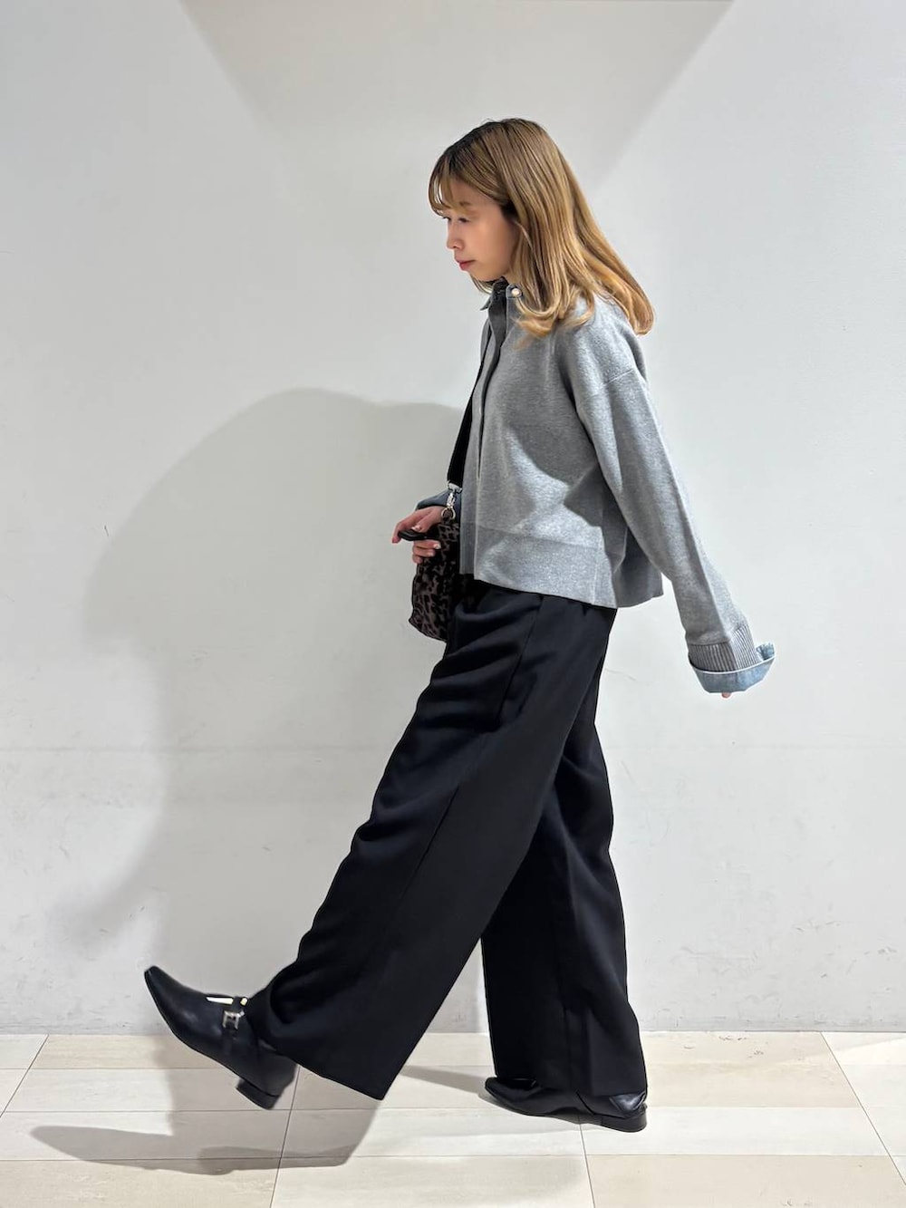 その他のショルダーバッグ、ブラック系のその他パンツ、ブラック系のパンプスを着用したレディースの秋コーディネートの6枚目の写真