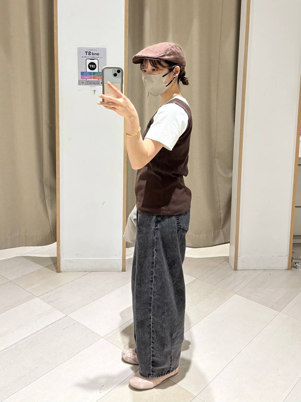 ベージュ系のテーラードジャケット、ブラウン系のタンクトップ、ホワイト系のTシャツ/カットソーを着用したレディースの春コーディネートの2枚目の写真