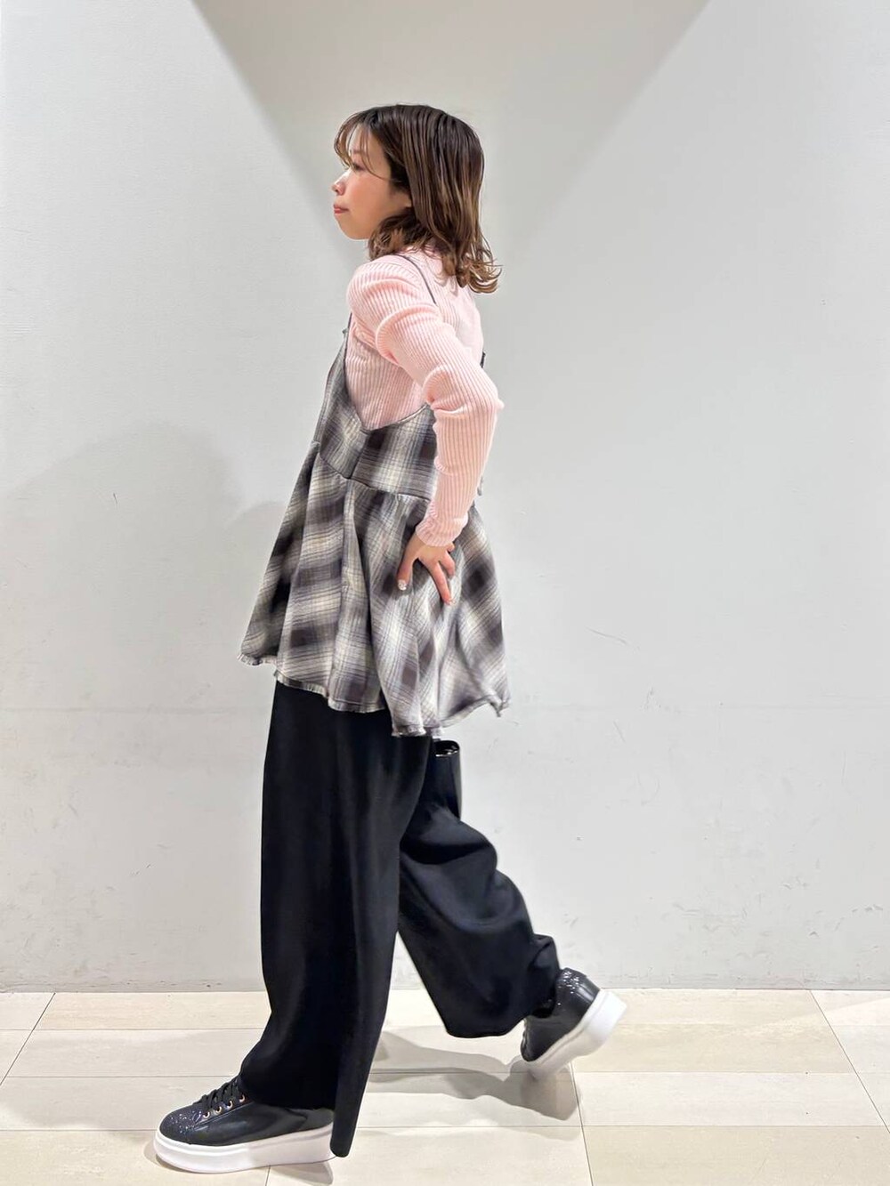 ブラック系のハンドバッグ、ブラック系のその他パンツ、ブラウン系のその他トップスを着用したレディースの春コーディネートの6枚目の写真