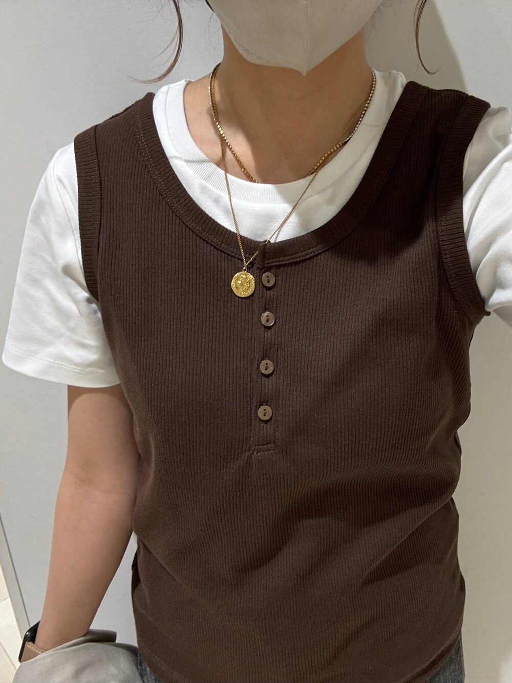 ベージュ系のテーラードジャケット、ブラウン系のタンクトップ、ホワイト系のTシャツ/カットソーを着用したレディースの春コーディネートの5枚目の写真
