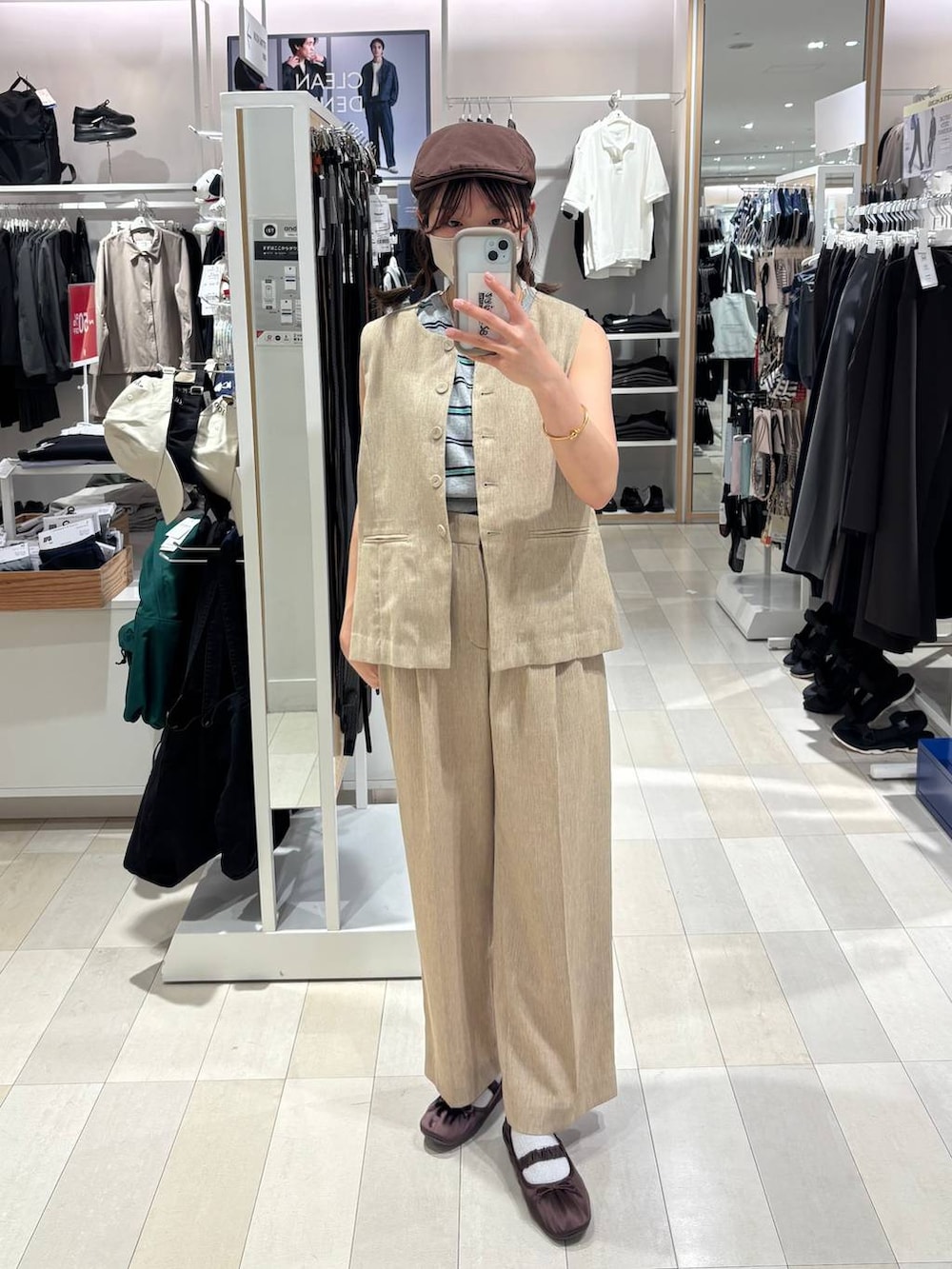 ベージュ系のその他パンツ、ベージュ系のベスト、グレー系のニット/セーターを着用したレディースの夏コーディネートの2枚目の写真