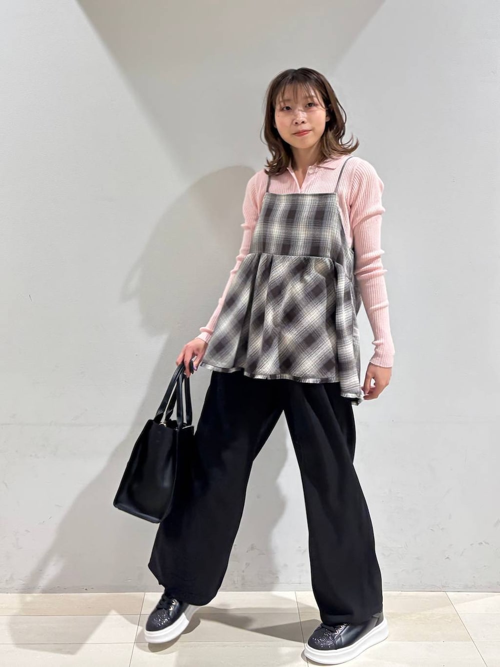 ブラック系のハンドバッグ、ブラック系のその他パンツ、ブラウン系のその他トップスを着用したレディースの春コーディネートの7枚目の写真