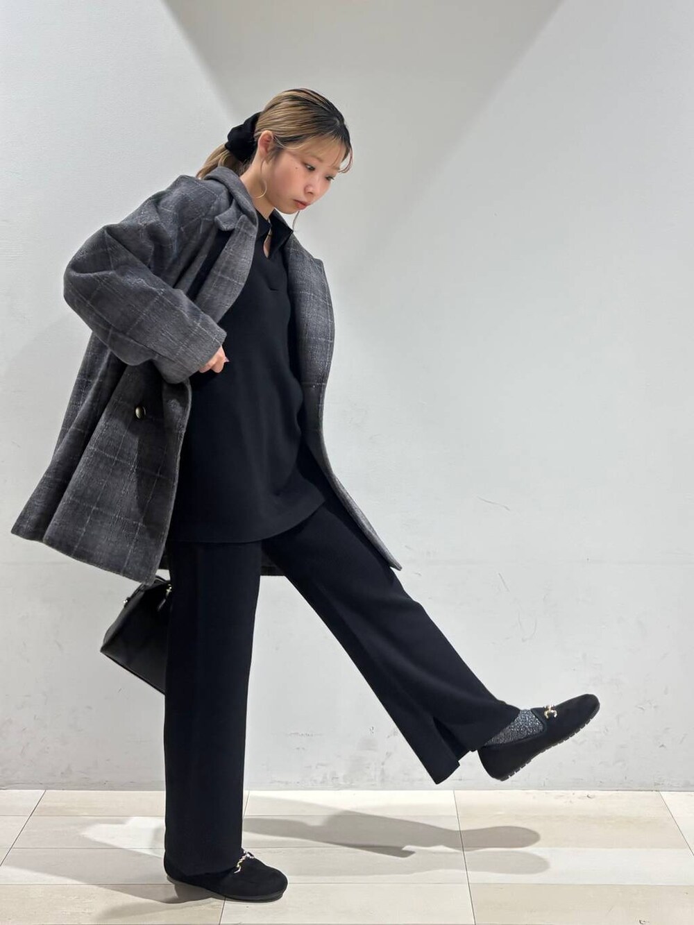 その他のチェスターコート、ブラック系のカーディガン/ボレロ、ブラック系のその他パンツを着用したレディースの秋コーディネートの4枚目の写真