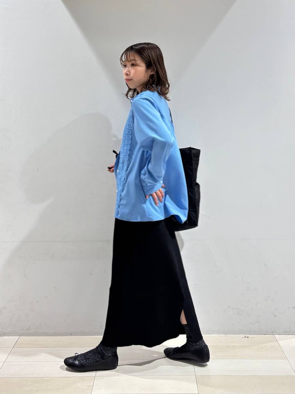 ブラック系のバレエシューズ、ブラック系のトートバッグ、ブラック系のスカートを着用したレディースの冬コーディネートの7枚目の写真