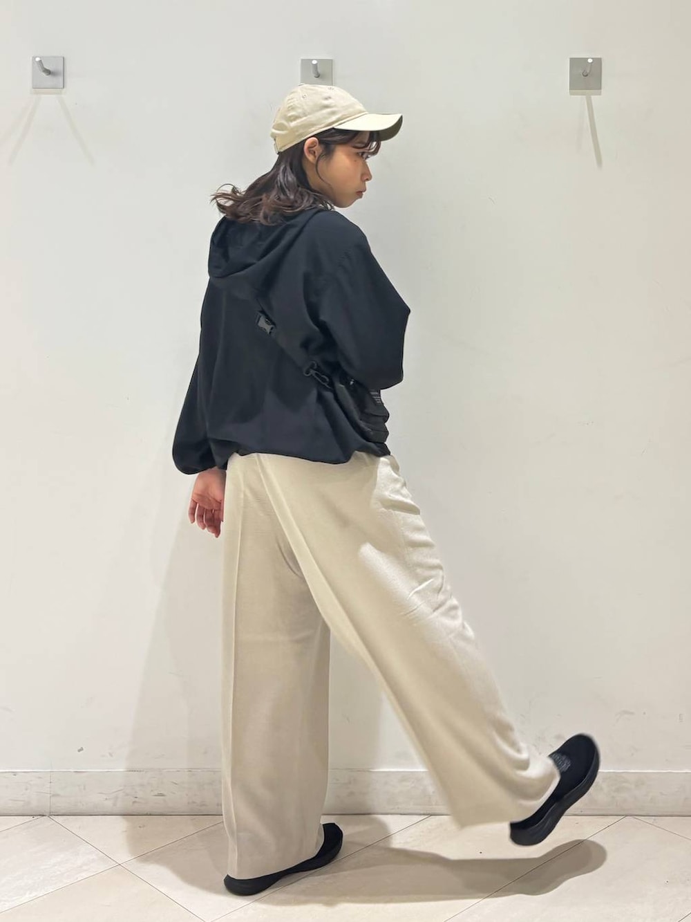 ベージュ系のその他パンツ、ブラック系のマウンテンパーカー、ブラック系のスニーカーを着用したレディースの春コーディネートの5枚目の写真