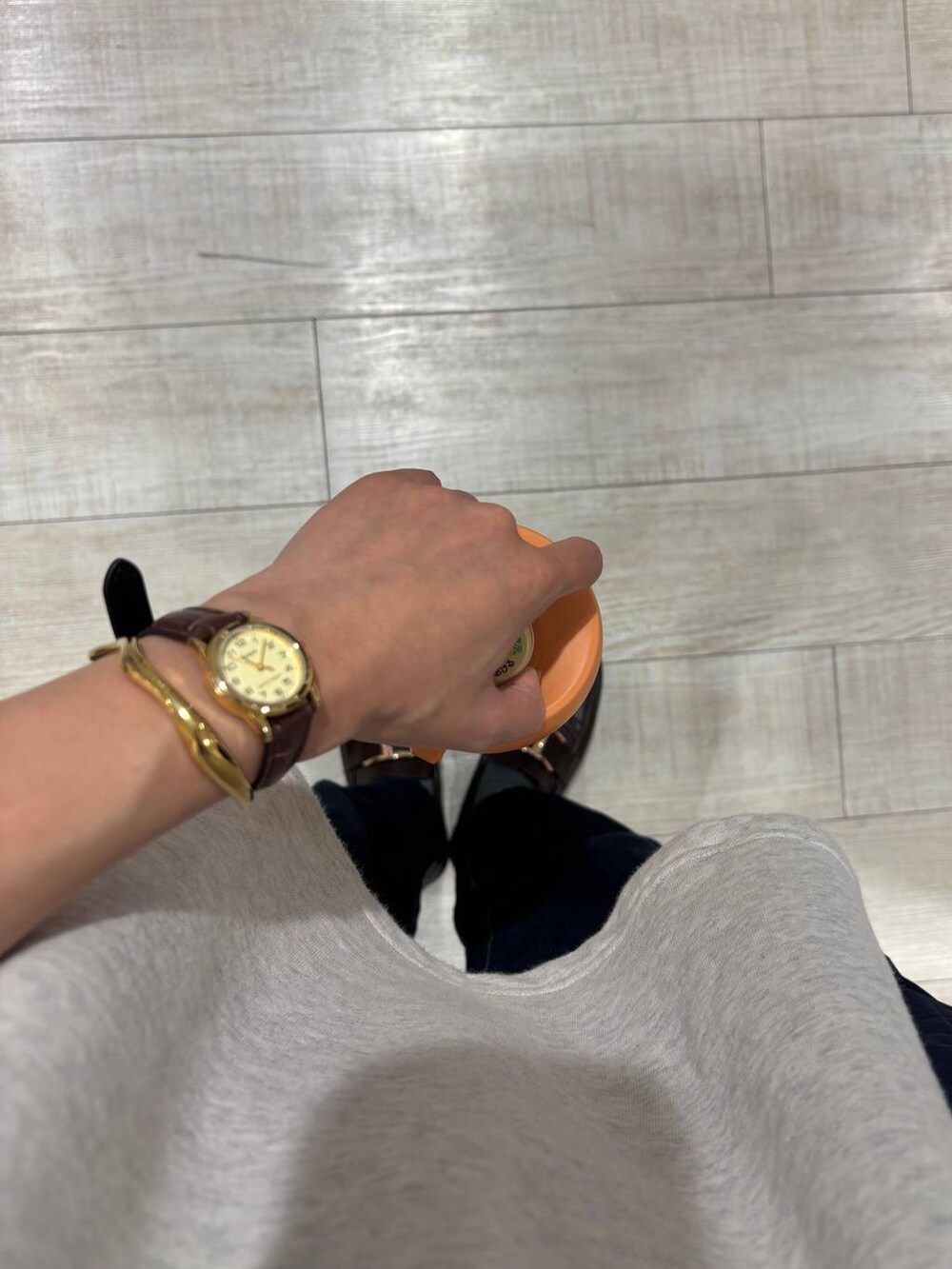 ブラウン系のローファー、ブルー系のデニムパンツ、グレー系のTシャツ/カットソーを着用したレディースの秋コーディネートの4枚目の写真